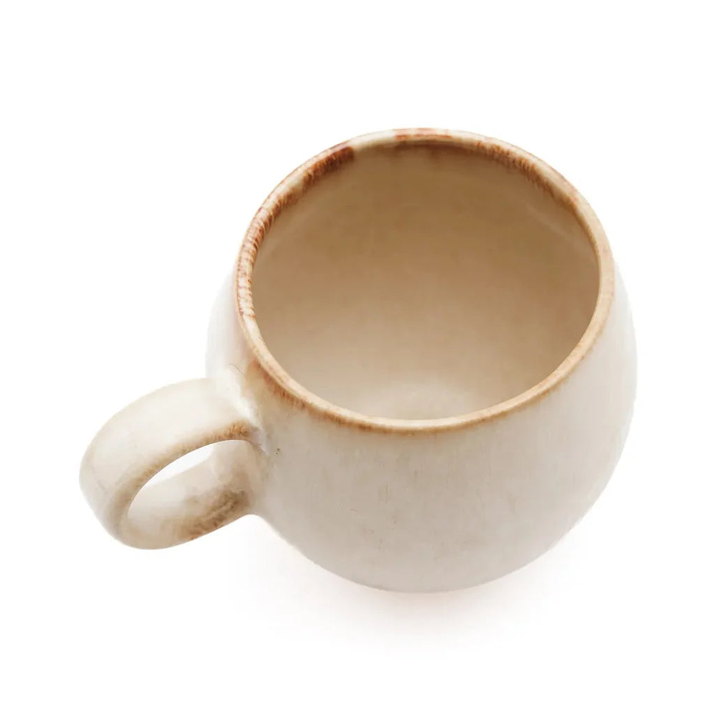 Tasse ronde en céramique pour café dans l’ensemble La tasse Cascais M