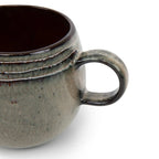 Mug en céramique gris avec intérieur marron dans l’ensemble La tasse Comporta L