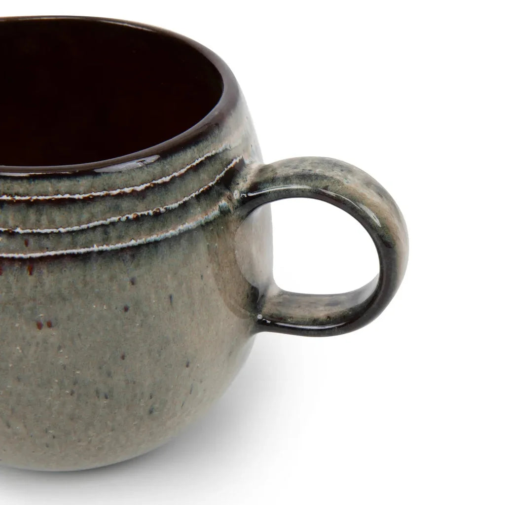 Mug en céramique gris avec intérieur marron dans l’ensemble La tasse Comporta L