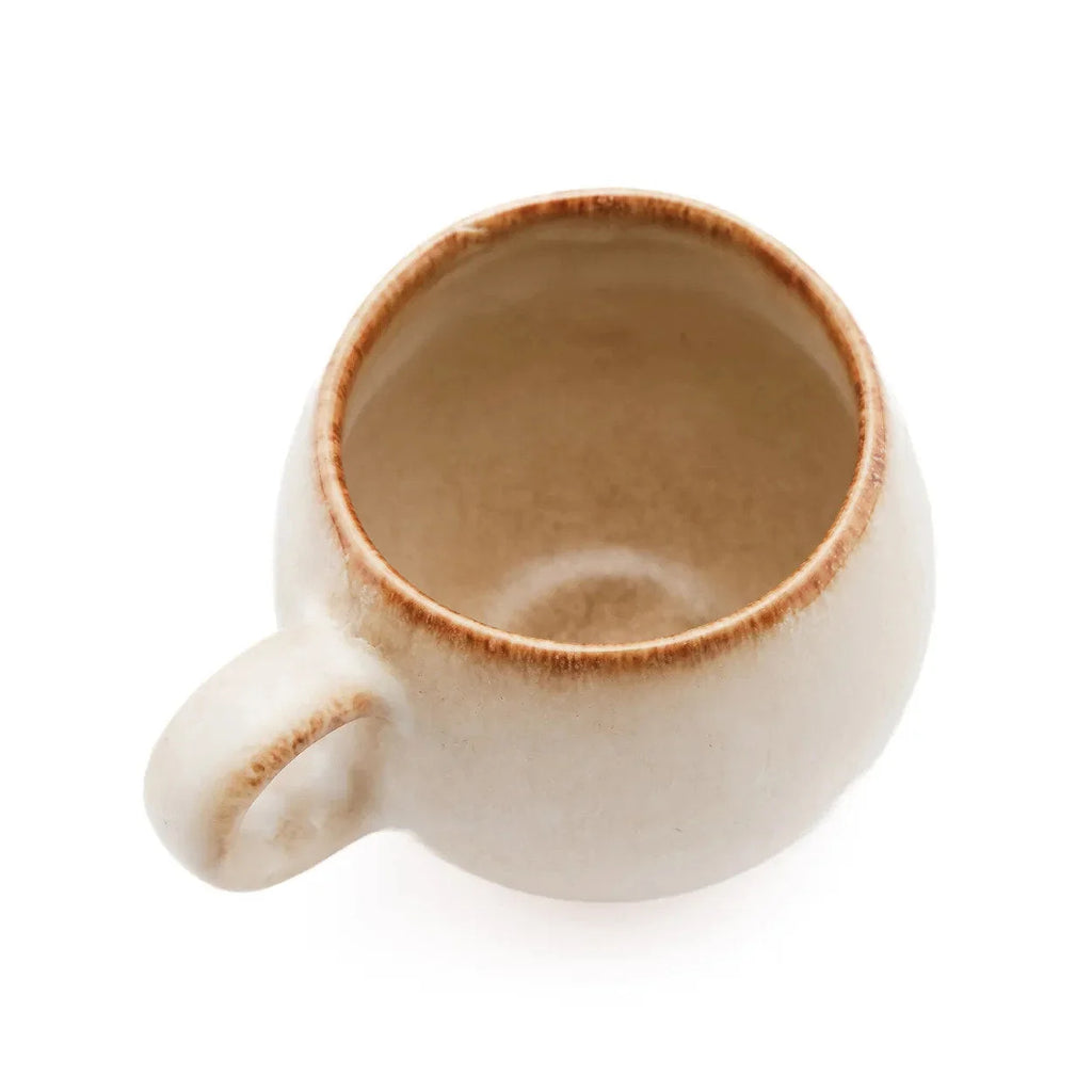 Tasse à espresso en céramique beige à bord doré, texture rustique crème