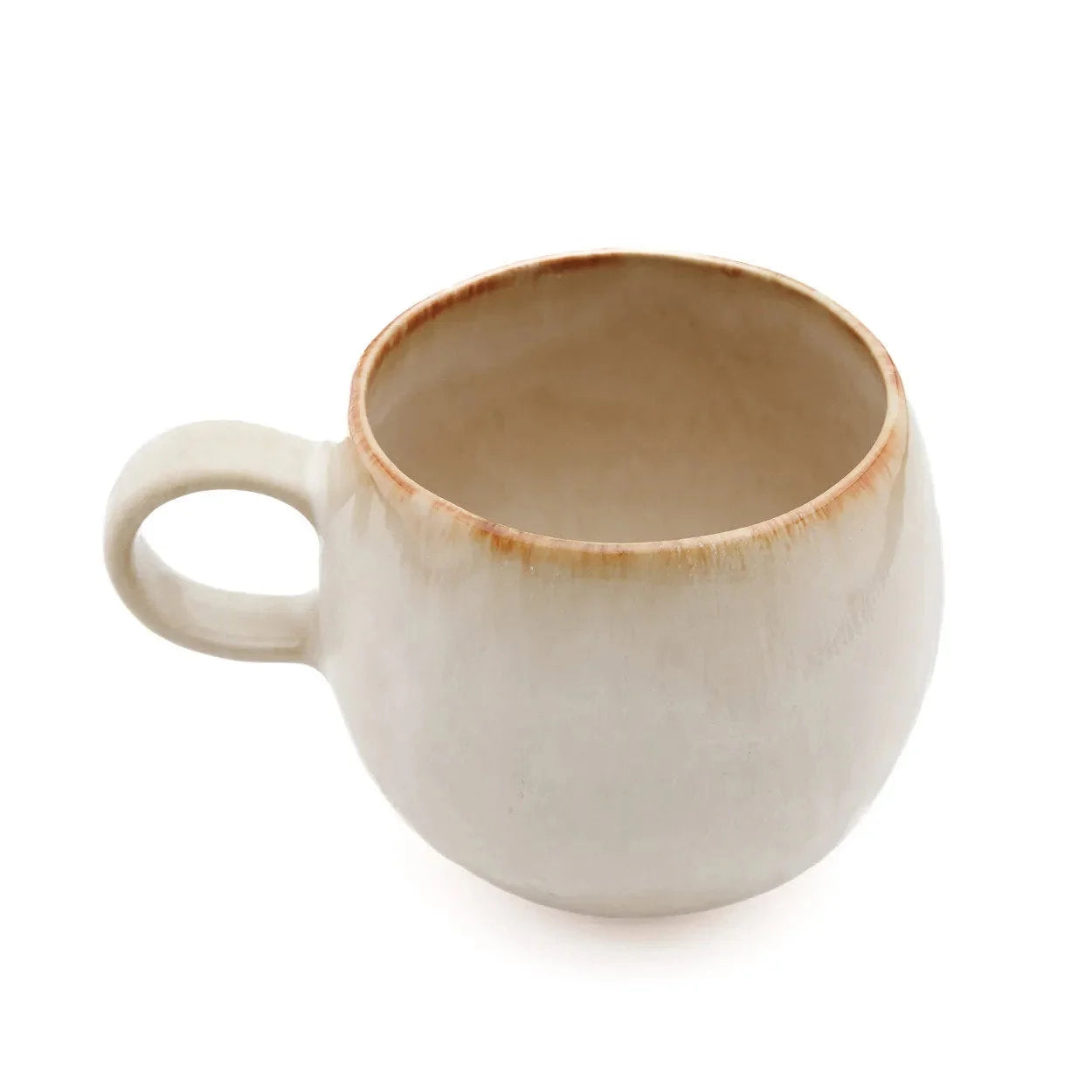 Tasse artisanale en céramique blanc cassé avec rebord doré, rebord rustique mat