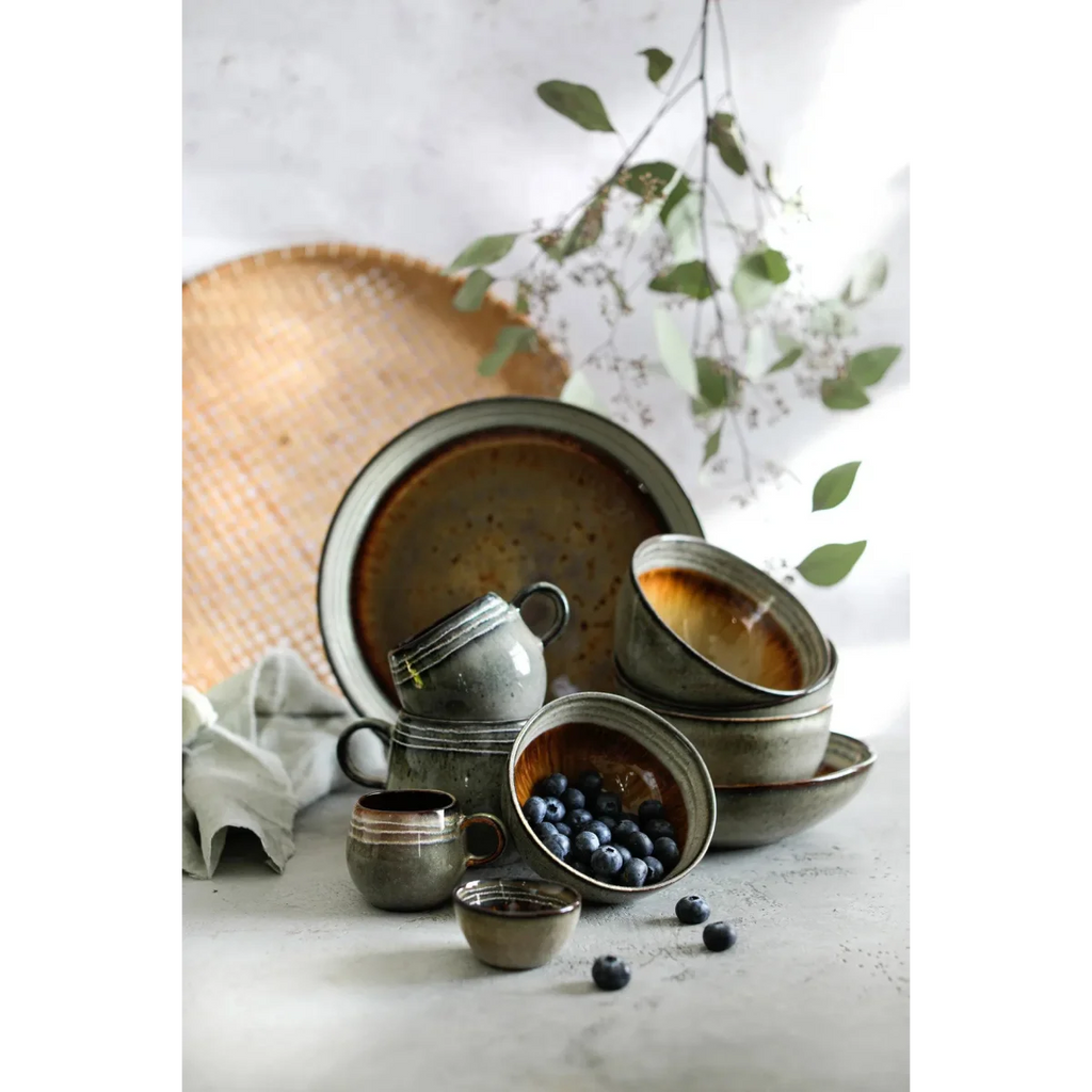 Collection de vaisselle en céramique gris vert à bandes texturées pour repas élégants