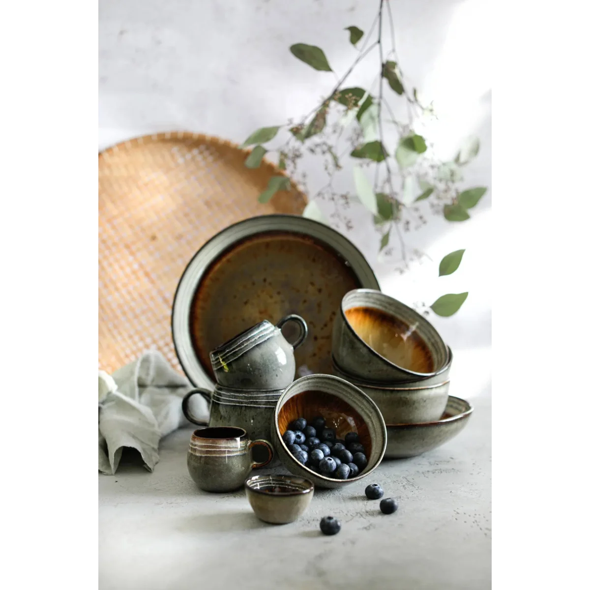 Collection de vaisselle en céramique gris vert à bandes texturées pour repas élégants