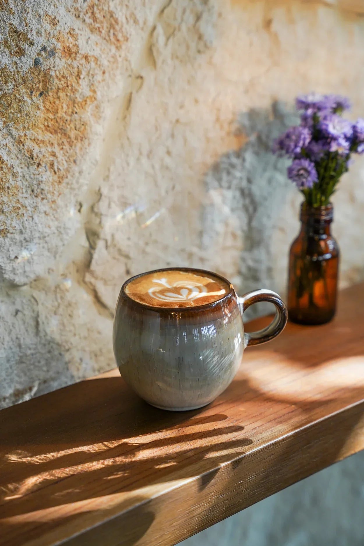 Latte dans une tasse en céramique colorée de 8 cm, lot de 6 pièces