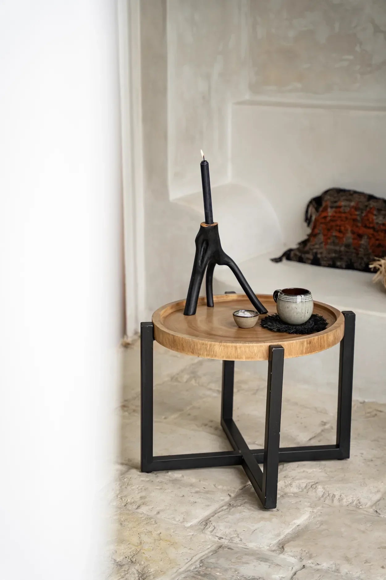 Table ronde en bois avec pieds en métal noir pour la cuisine ou la salle à manger