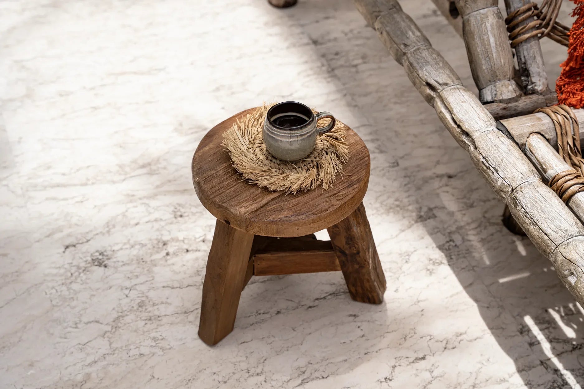 Tabouret en bois rustique avec mug coloré dans le lot de 6 Tasses en céramique