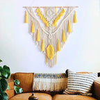 Tenture murale macramé nordique à franges dans un salon