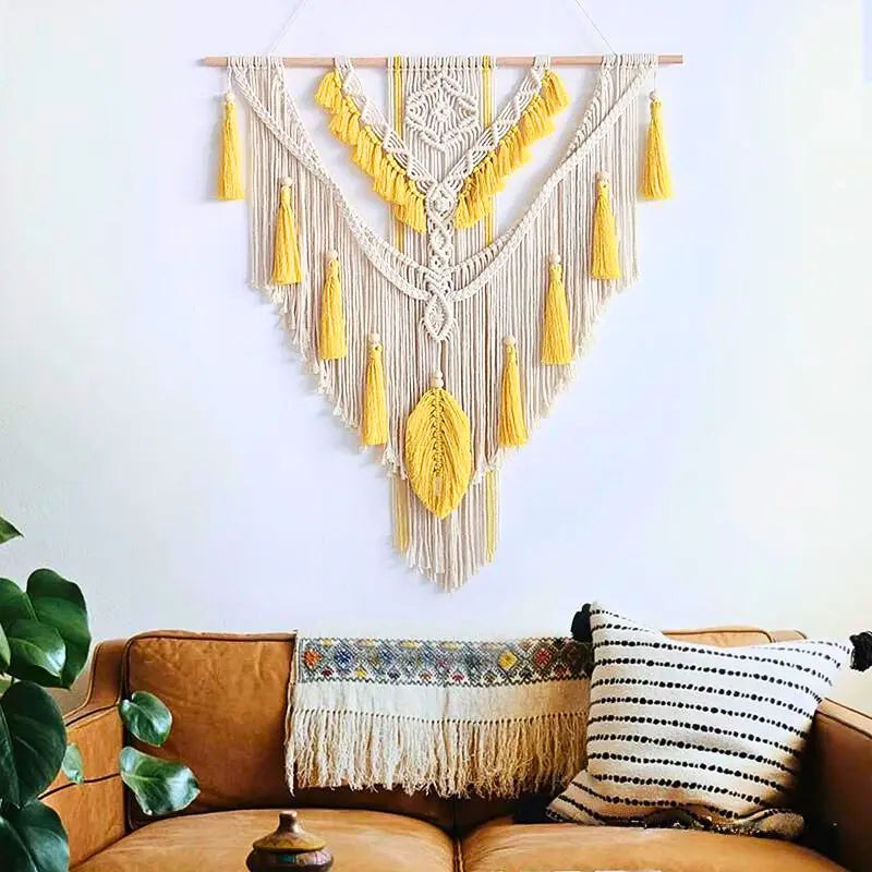 Tenture murale macramé nordique à franges dans un salon