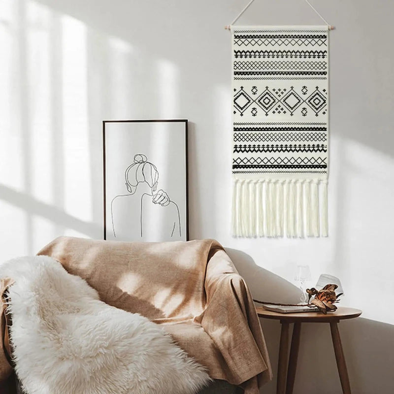 Tenture murale noir et blanc en décoration murale dans un espace de vie lumineux