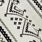Gros plan sur les motifs ethniques de la tenture murale noir et blanc