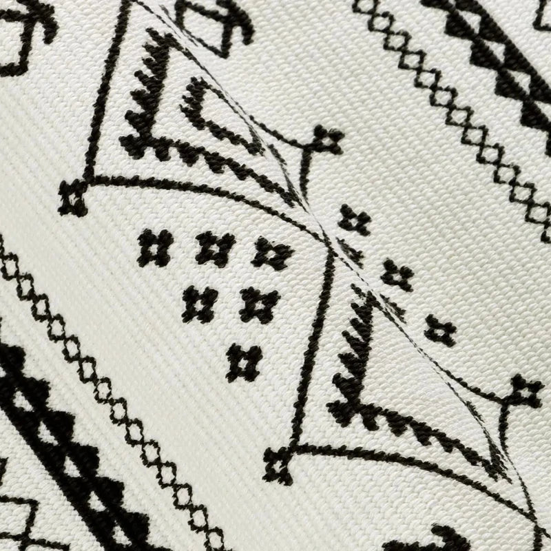 Gros plan sur les motifs ethniques de la tenture murale noir et blanc