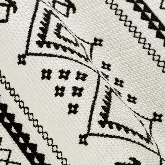 Gros plan sur les motifs ethniques de la tenture murale noir et blanc