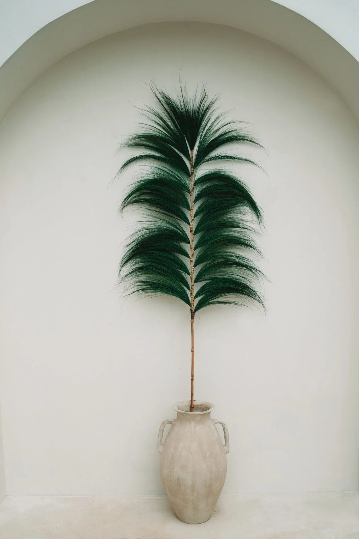 Frond de palmier vert émeraude sur tige bambou dans vase céramique H190 cm