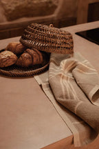 Torchon en lin naturel motif palmier blanc cassé en osier tressé