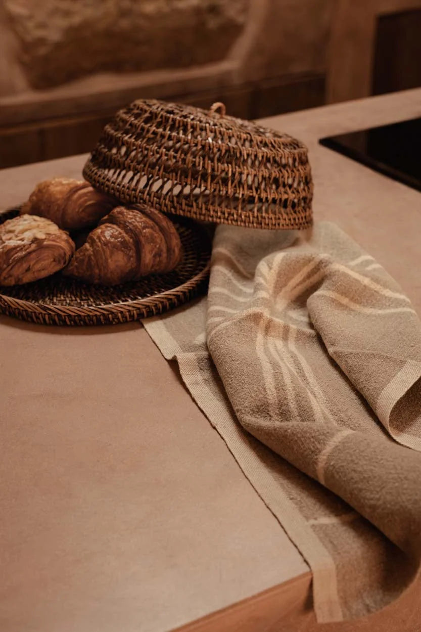 Torchon en lin naturel motif palmier blanc cassé en osier tressé