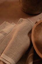 Torchon en lin naturel motif palmier blanc cassé plié texturé rayures noires