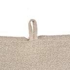 Torchon en lin naturel motif palmier blanc cassé plié avec texture tissée et fines rayures noires horizontales sur le bord