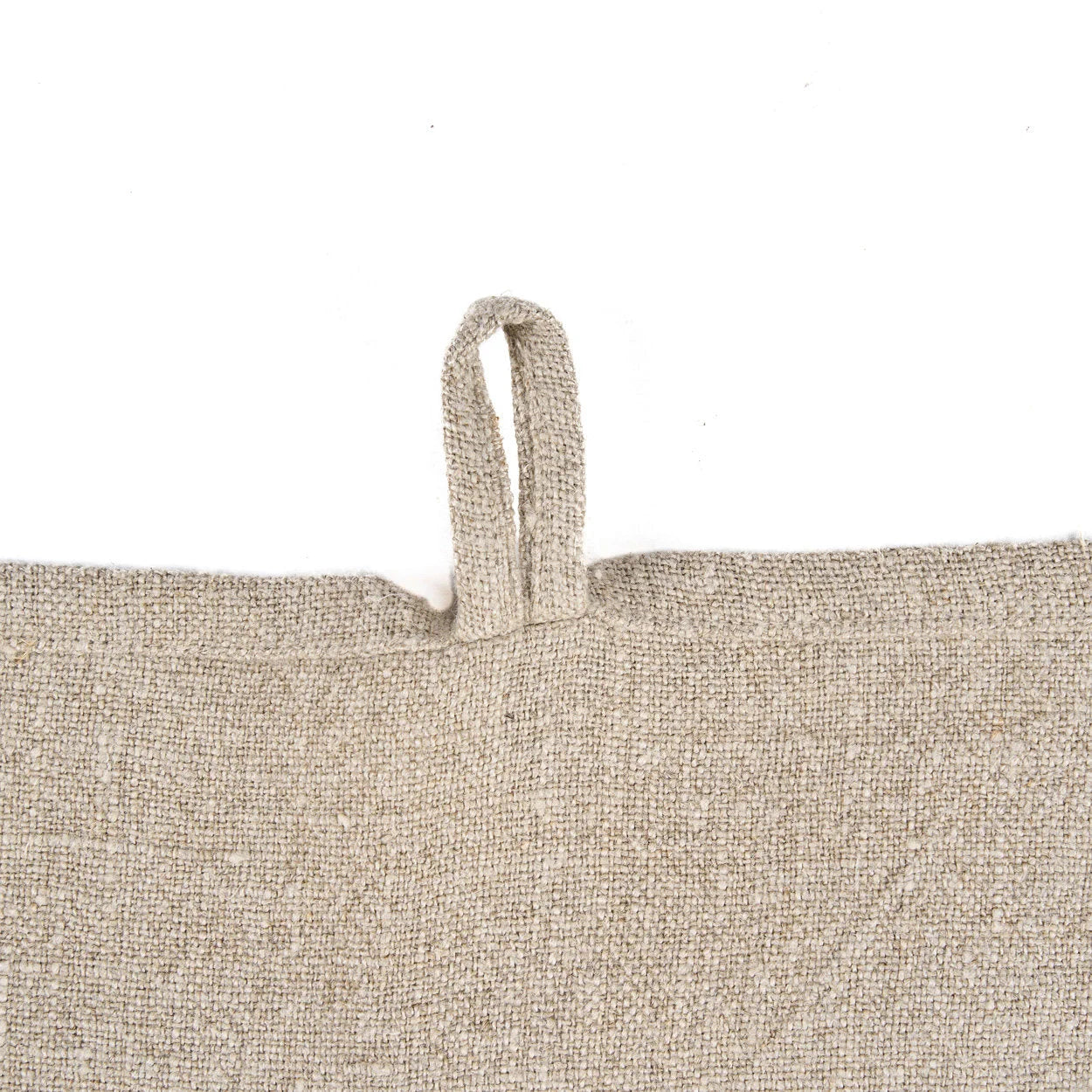 Torchon en lin naturel motif palmier blanc cassé plié avec texture tissée et fines rayures noires horizontales sur le bord