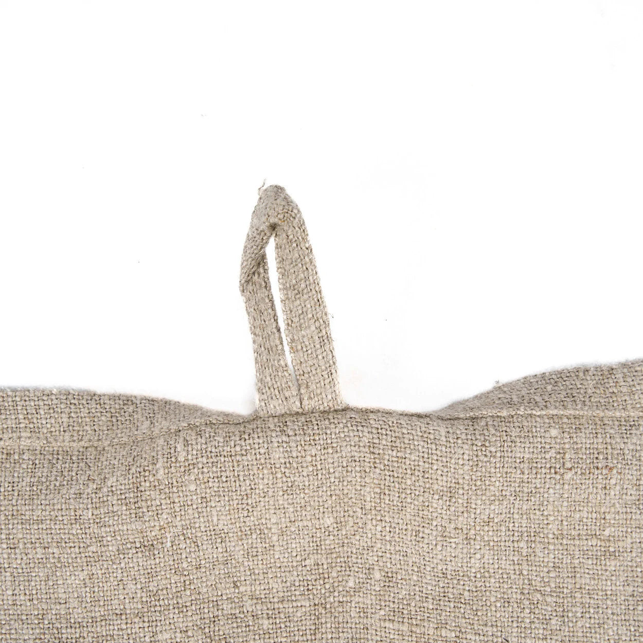 Coussin en lin beige naturel motif poisson écru à texture tissée et anse boucle