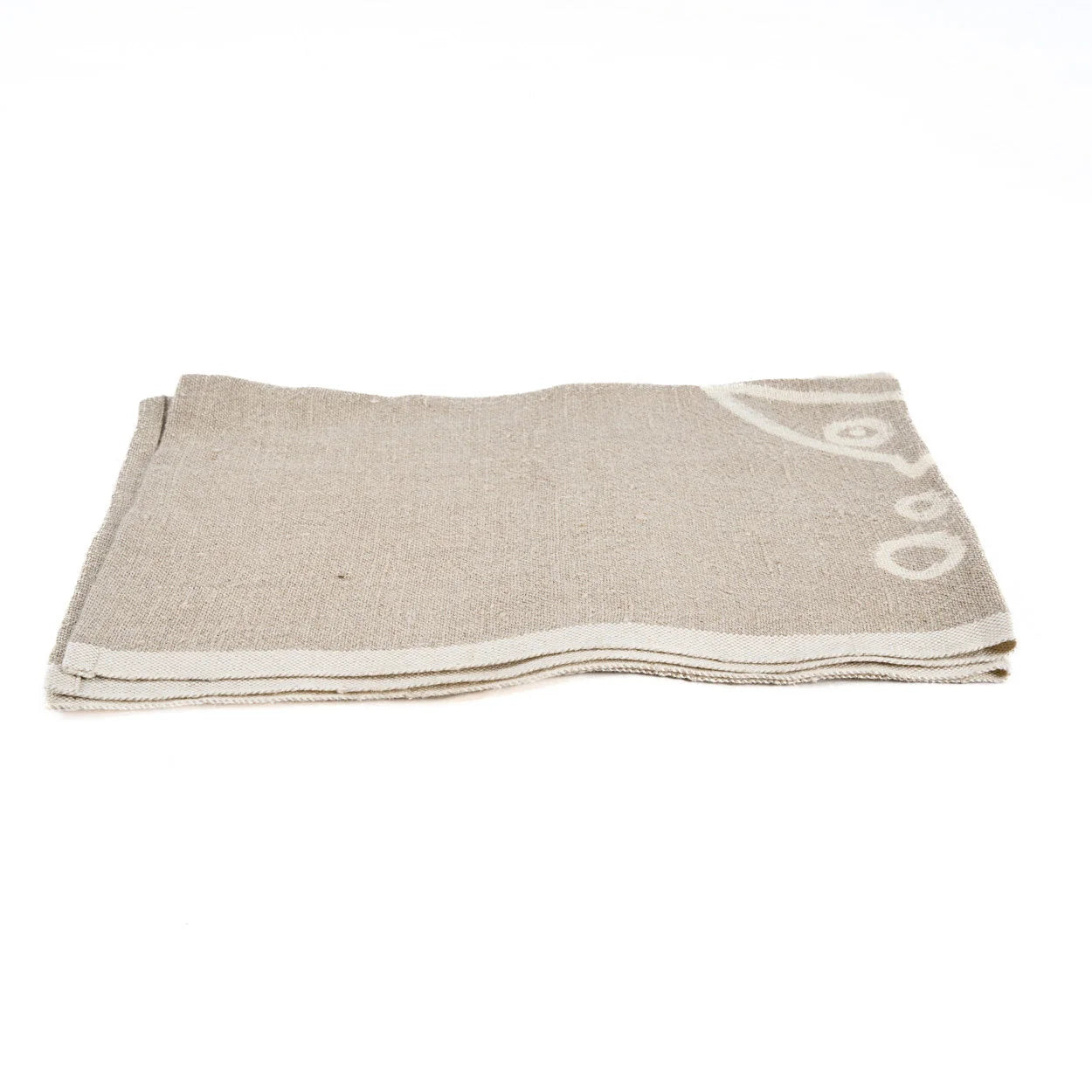 Torchon en lin naturel beige plié avec motif poisson blanc