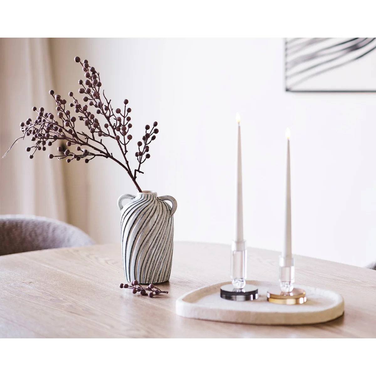 Vase amphore en céramique texturée blanc cassé bleu-gris avec branches de baies séchées