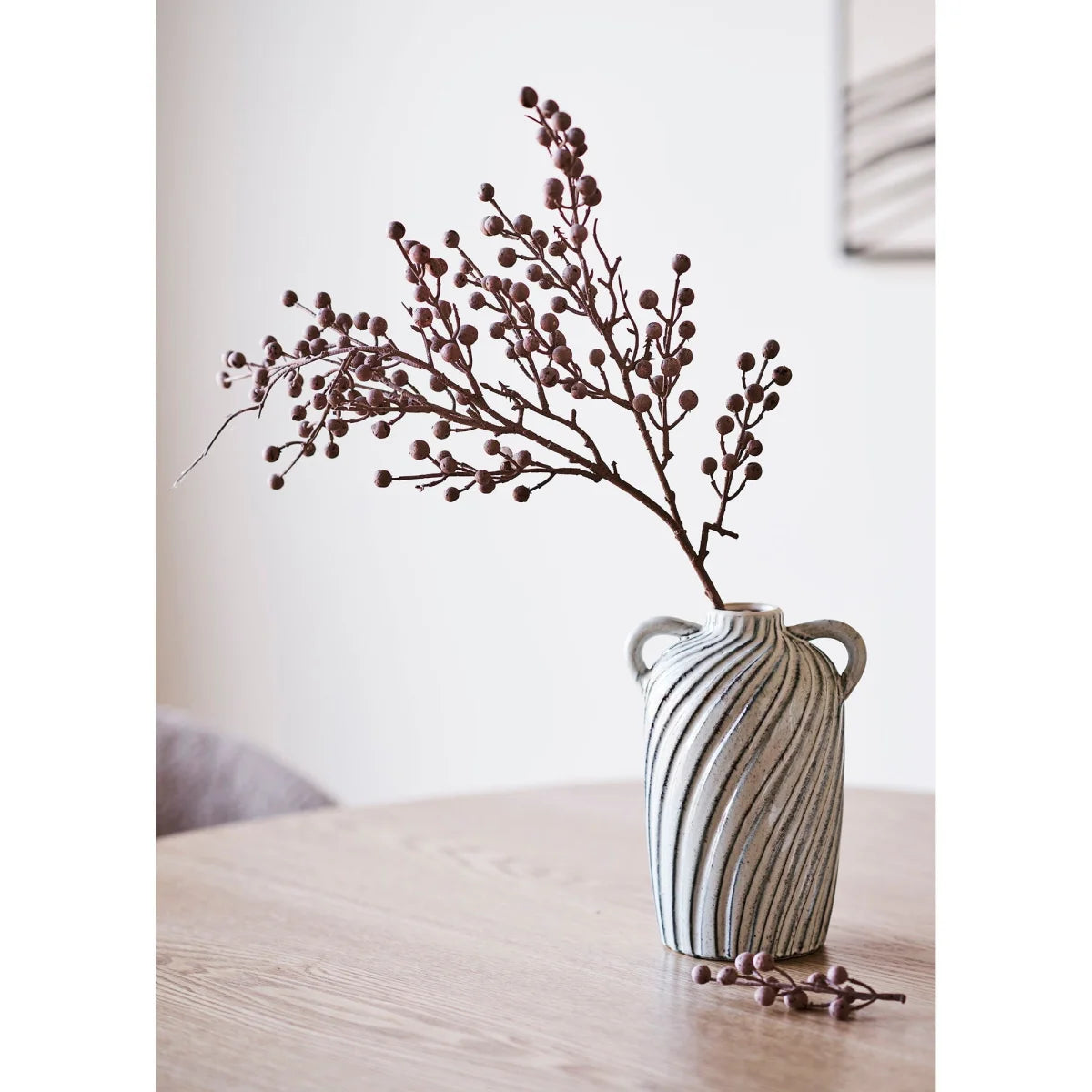 Vase amphore en céramique blanc cassé bleu-gris avec poignée et branche de baies noires