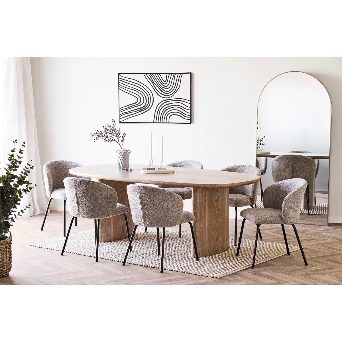 Table en bois ovale avec six chaises rembourrées, idéal pour salle à manger élégante