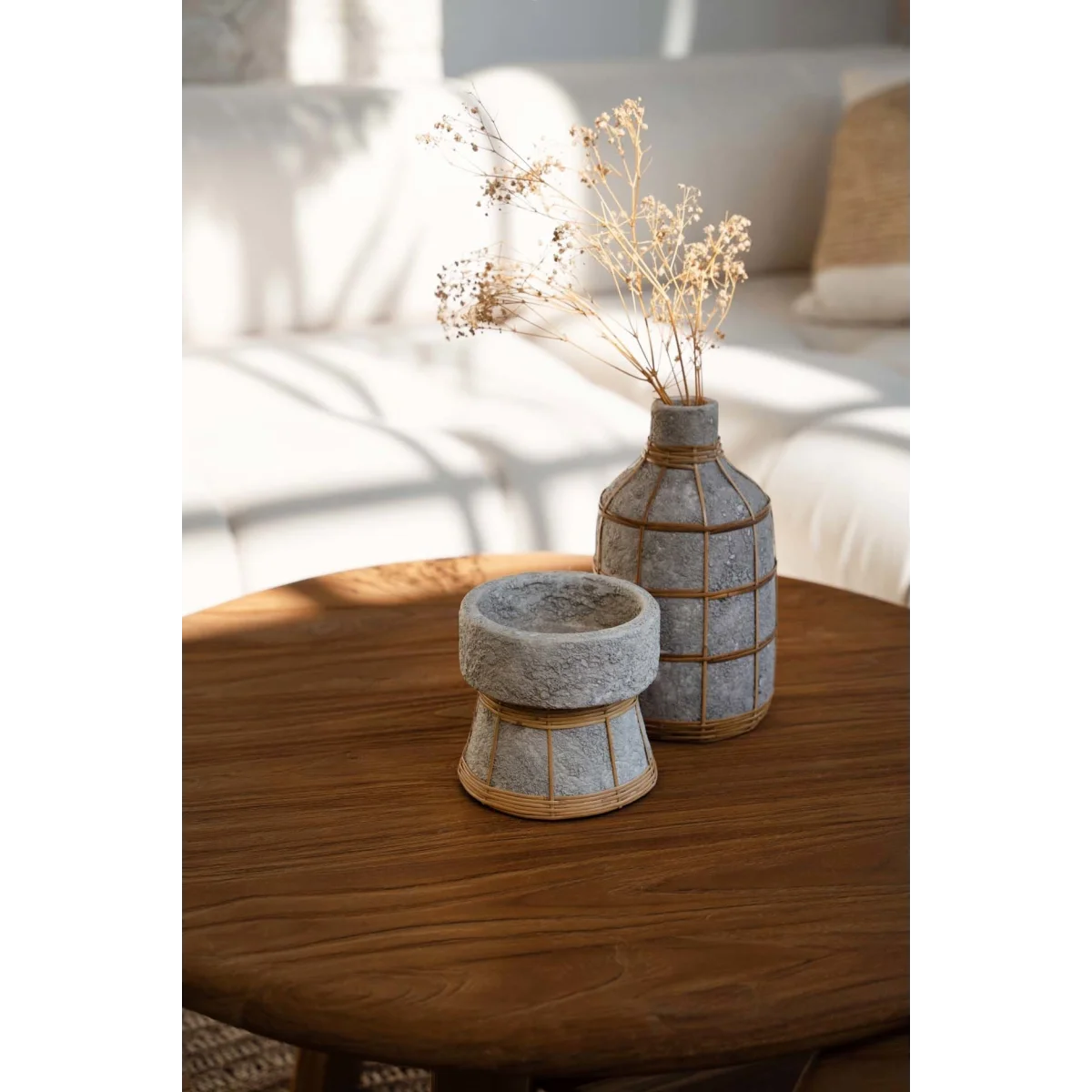 Vase en béton et rotin gris naturel courbé pour fleurs séchées – H24 cm