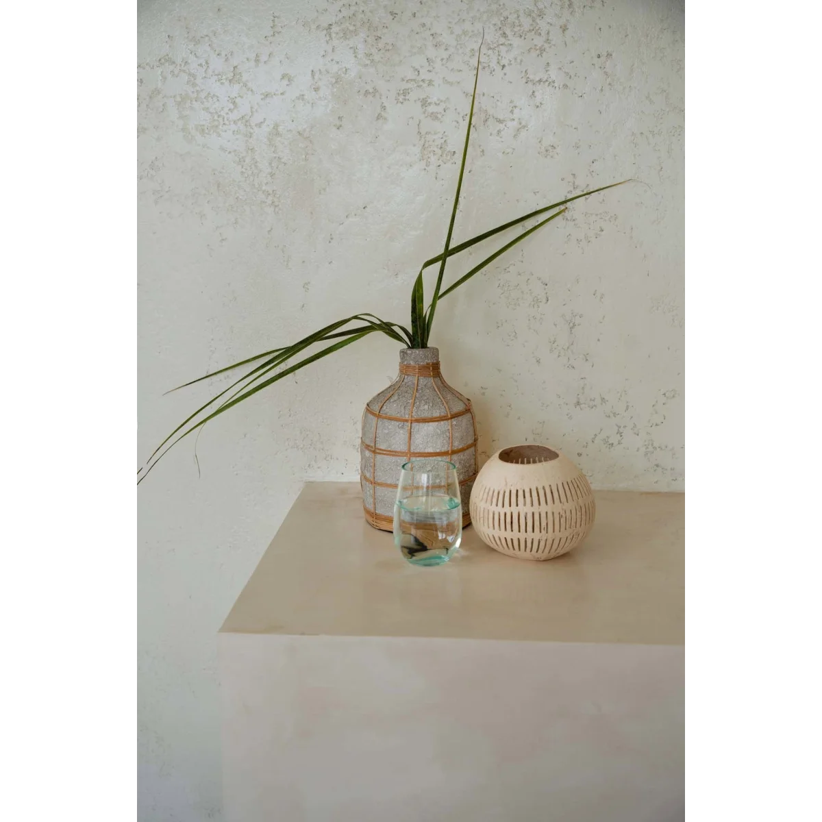 Vase en béton et rotin gris naturel courbé pour fleurs séchées – H24 cm