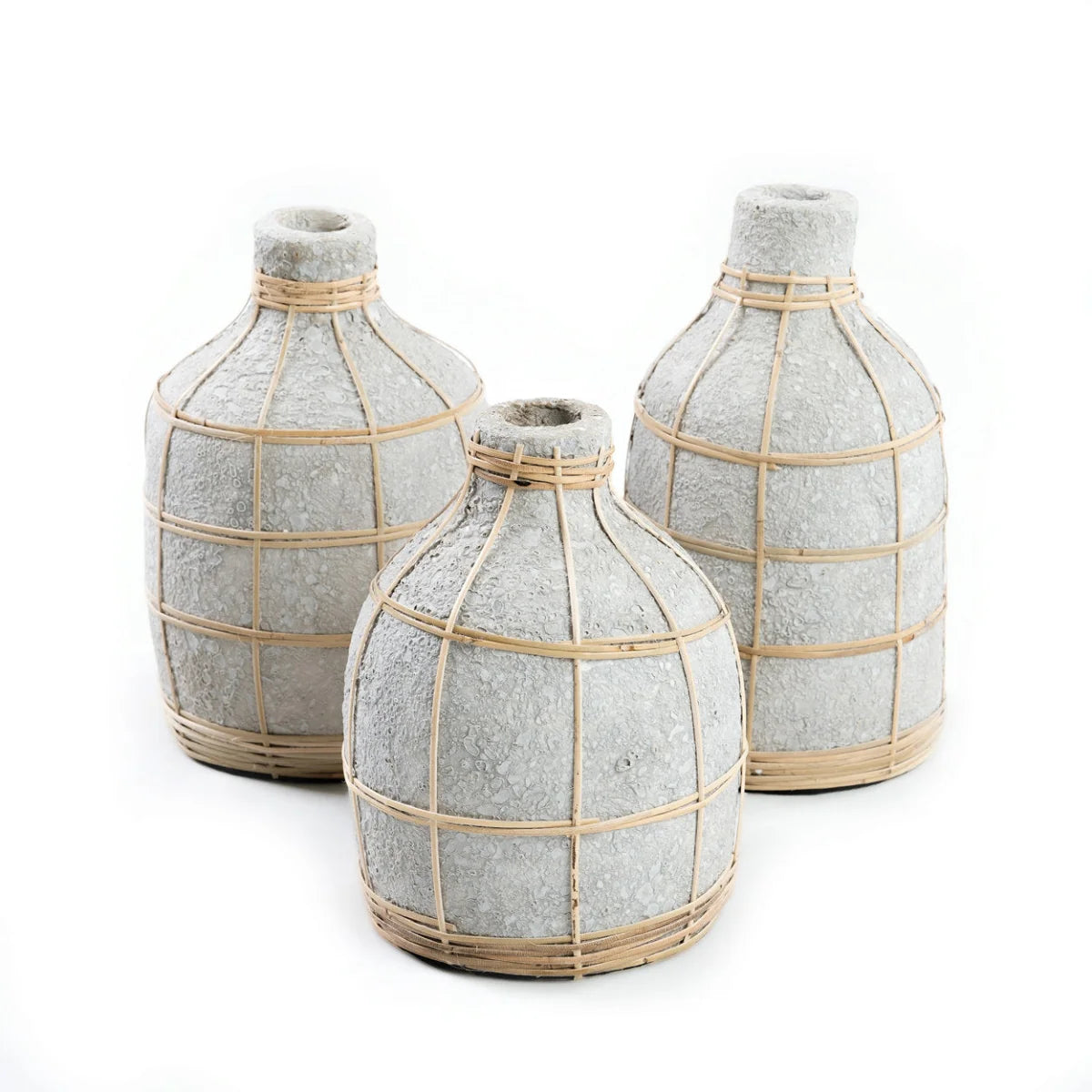 Vase en béton et rotin gris naturel courbé pour fleurs séchées – H24 cm