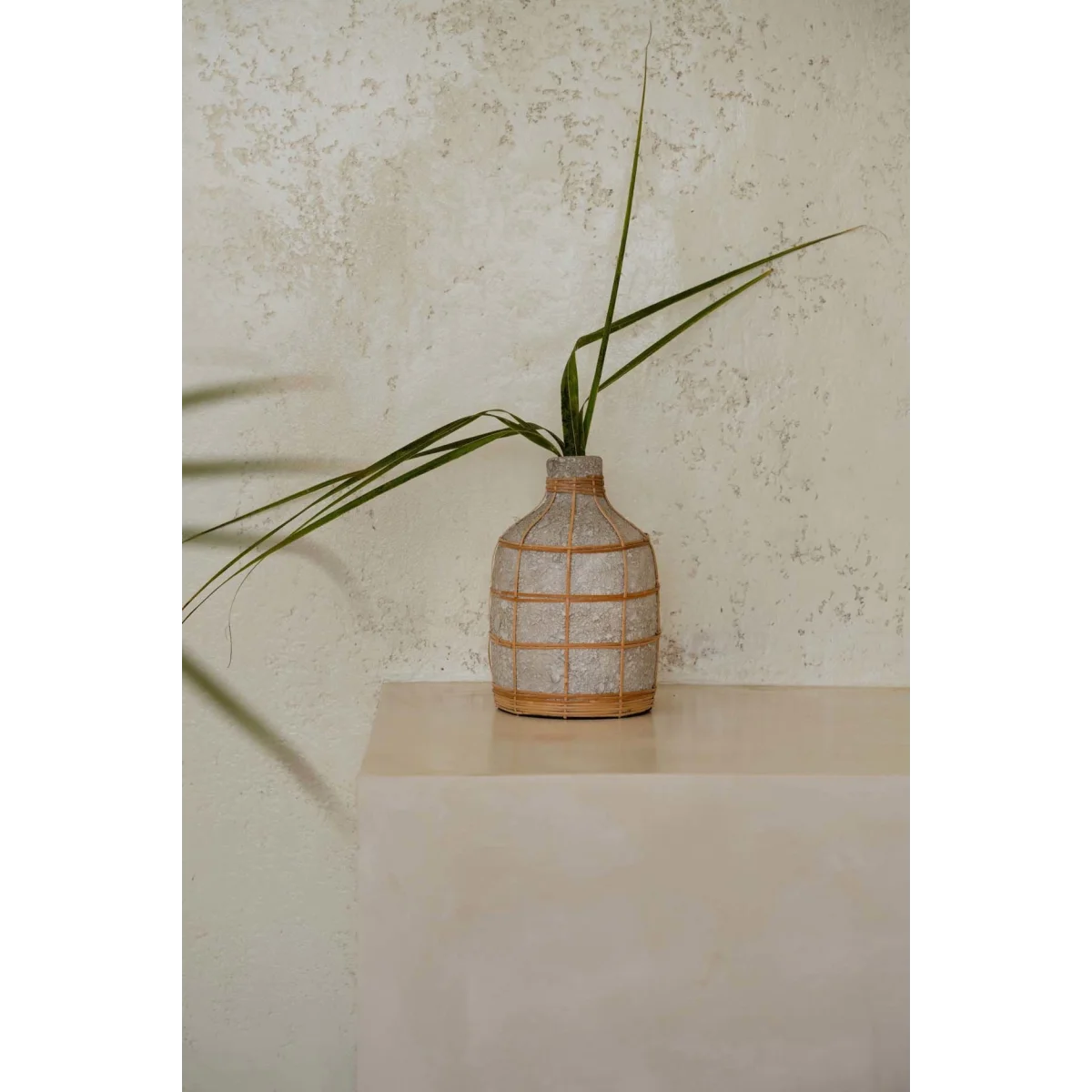Vase en béton et rotin gris naturel courbé pour fleurs séchées – H24 cm