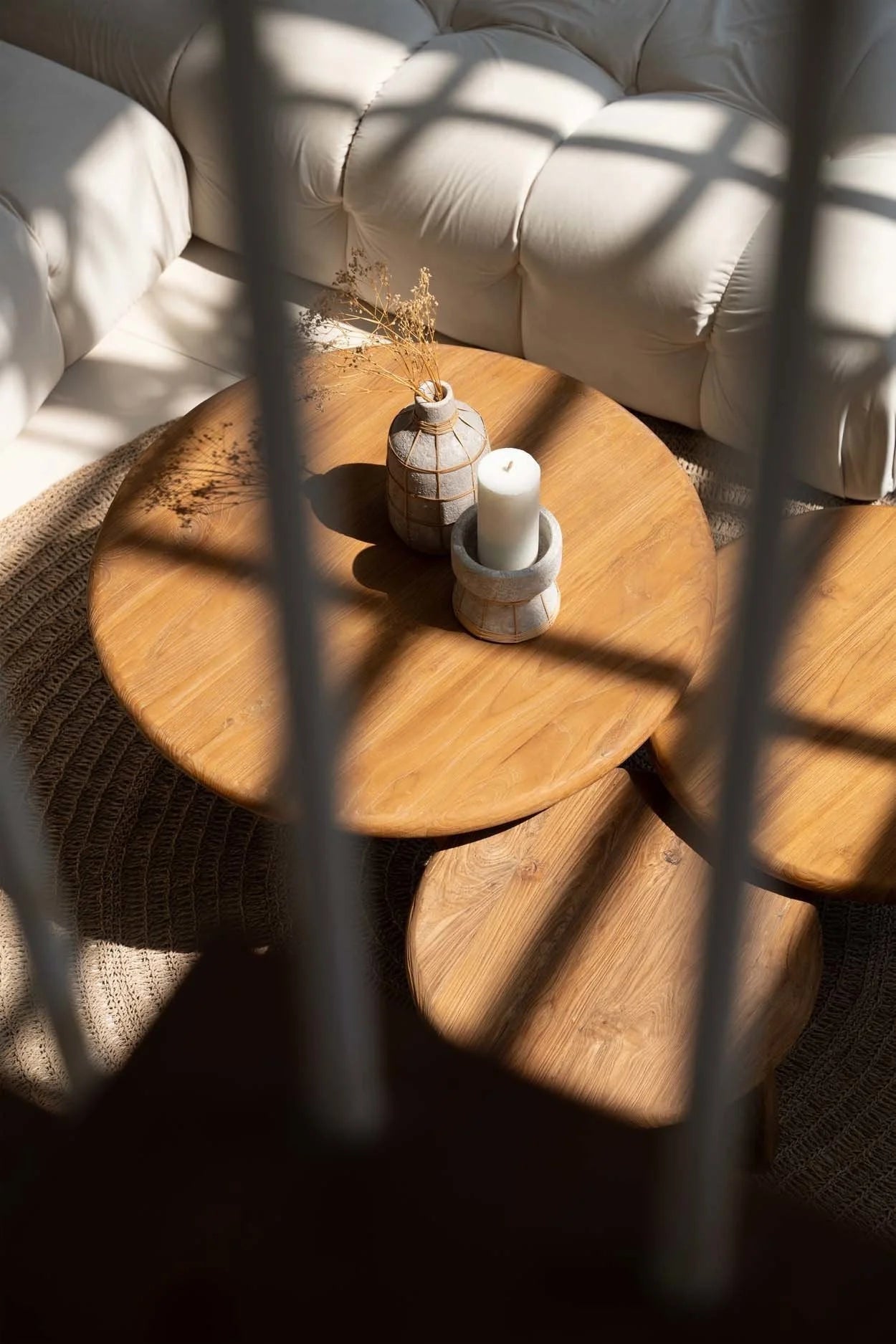 Table basse ronde en bois pour décoration avec vase en béton et rotin gris naturel
