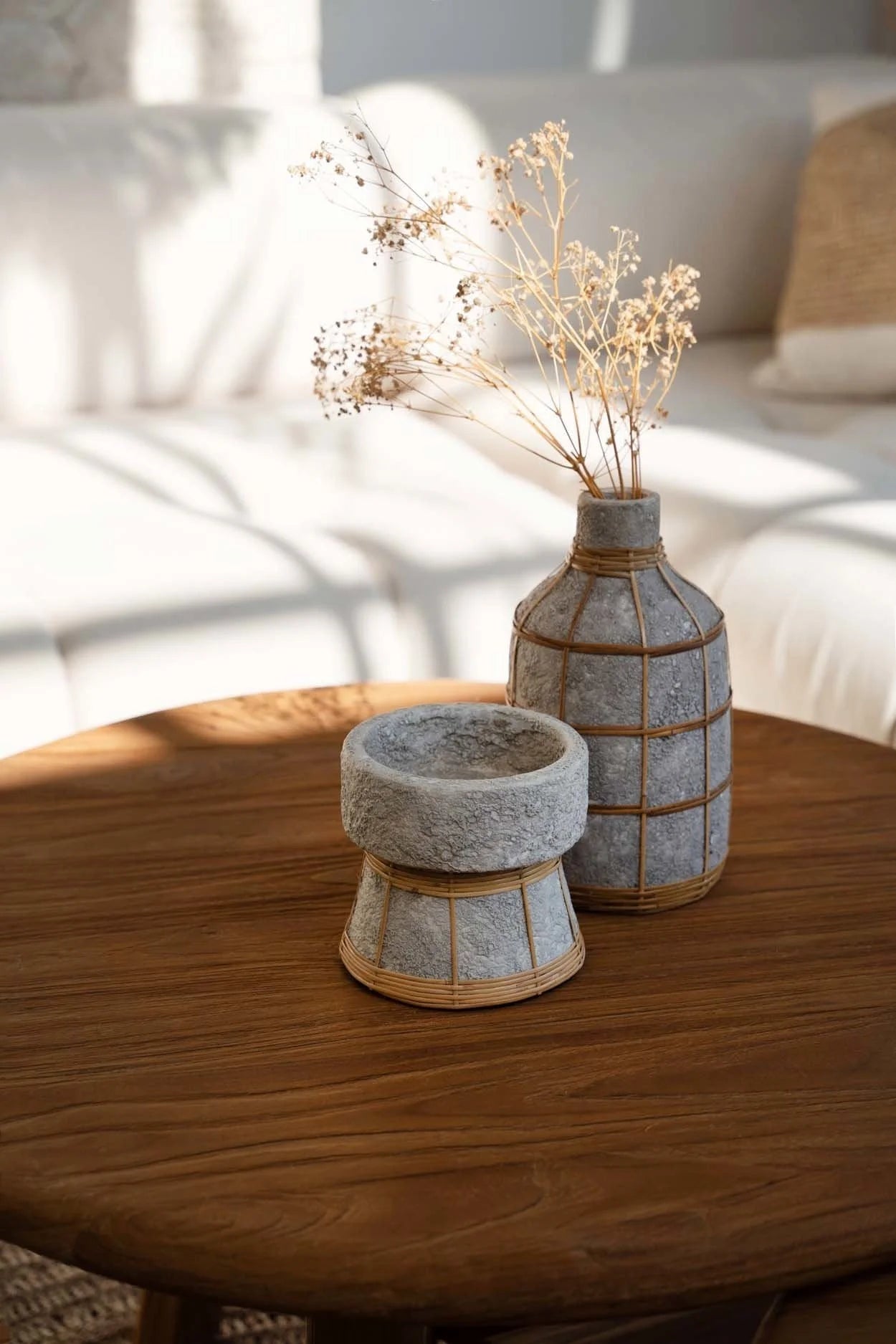 Vase en béton et rotin gris naturel courbé pour fleurs séchées décoration rustique