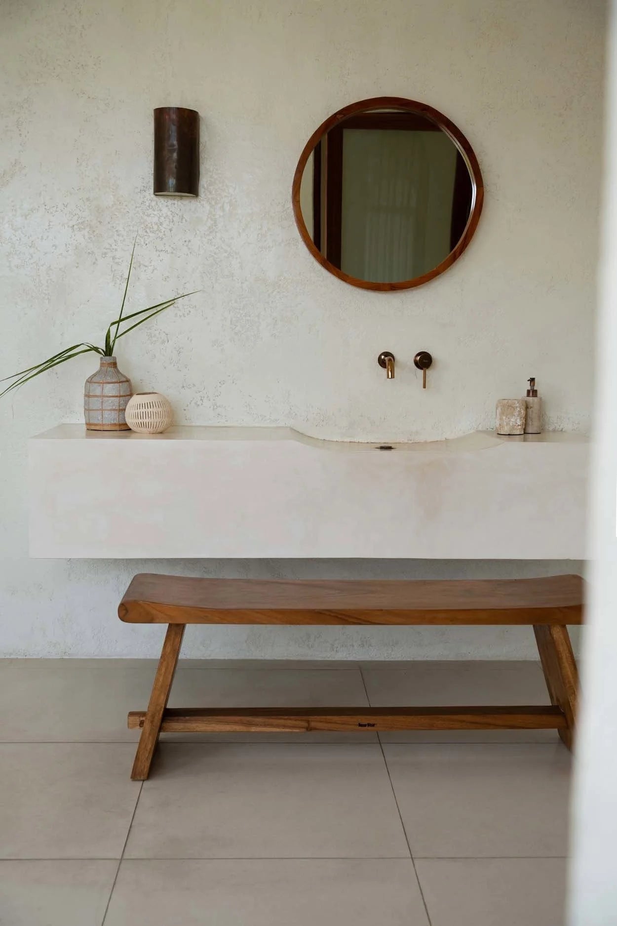 Vasque en béton et rotin gris naturel avec meuble de salle de bain et banc en bois
