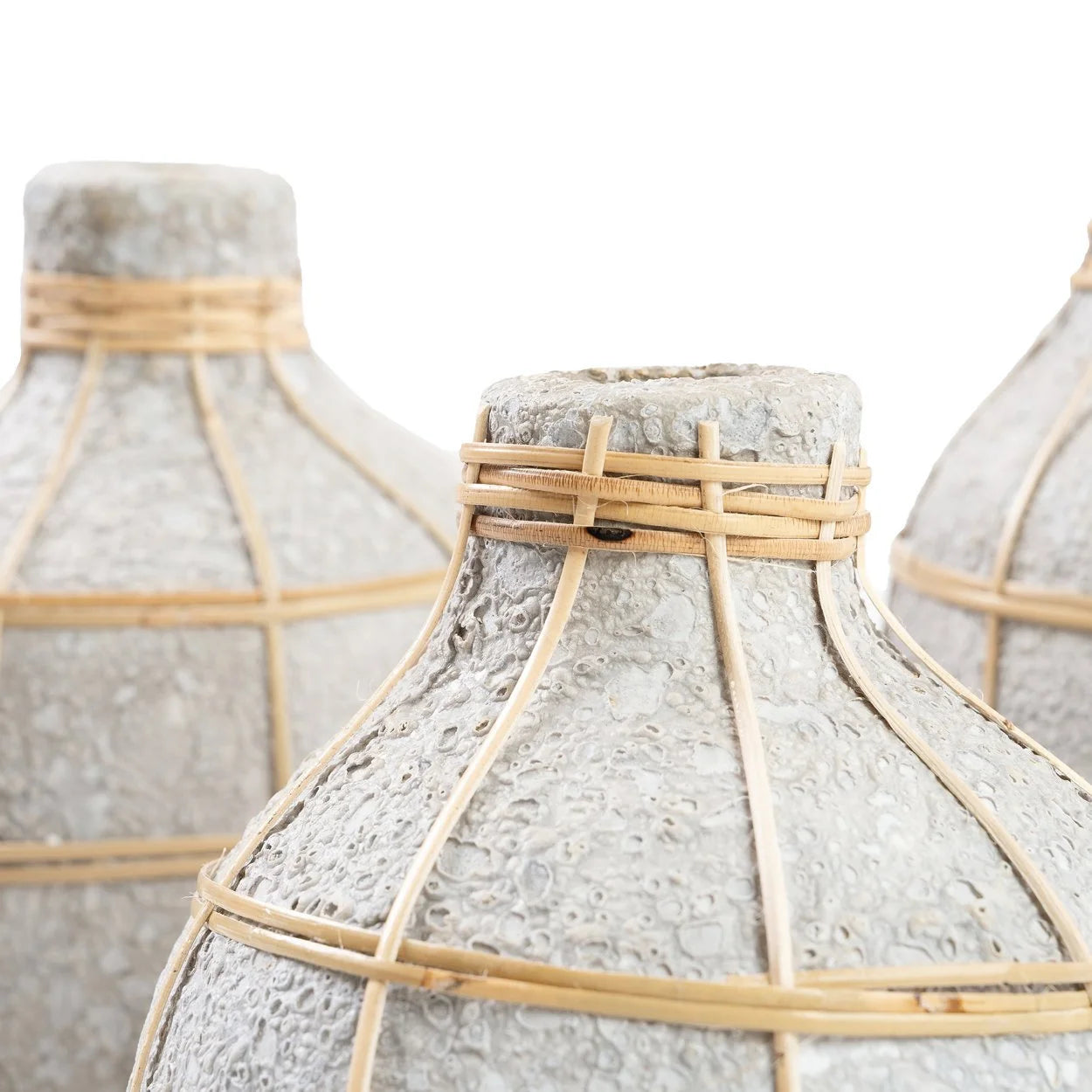 Vases en béton gris avec accents en rotin, parfaits pour fleurs séchées, H24 cm