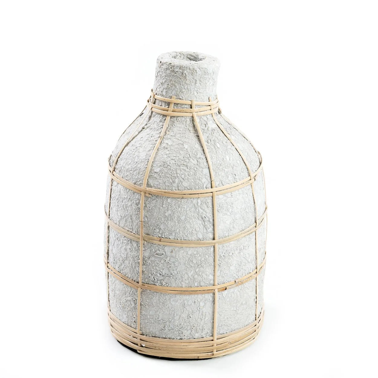 Vase en béton gris naturel avec cadre en rotin pour fleurs séchées H24 cm