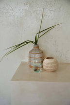 Vase en béton et rotin gris naturel courbé pour fleurs séchées, décoration élégante