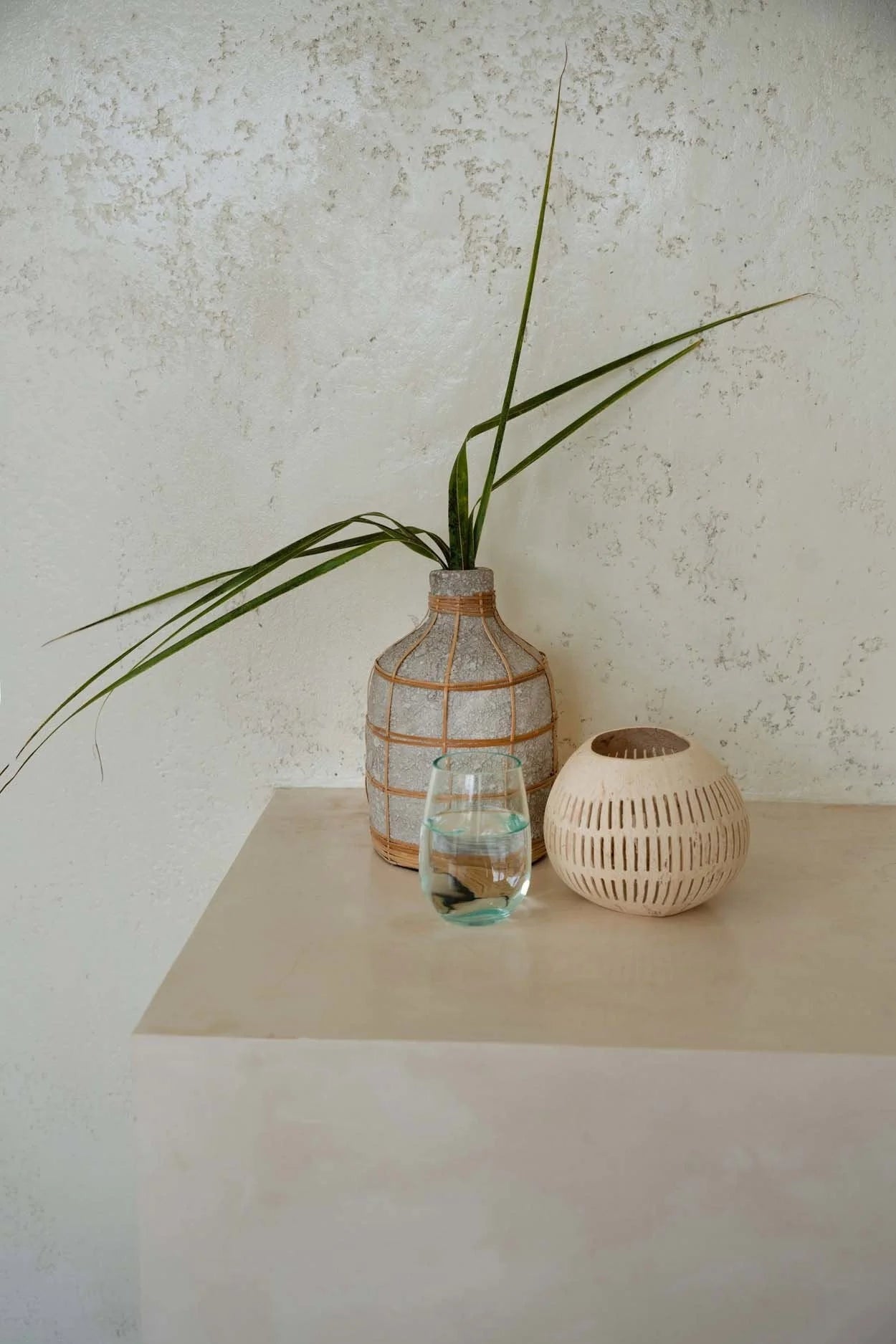 Vase en béton et rotin gris naturel courbé pour fleurs séchées, décoration élégante
