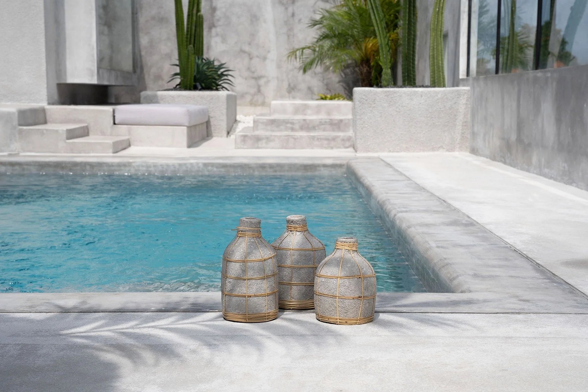 Trois bouteilles décoratives en rotin et béton gris naturel pour fleurs séchées
