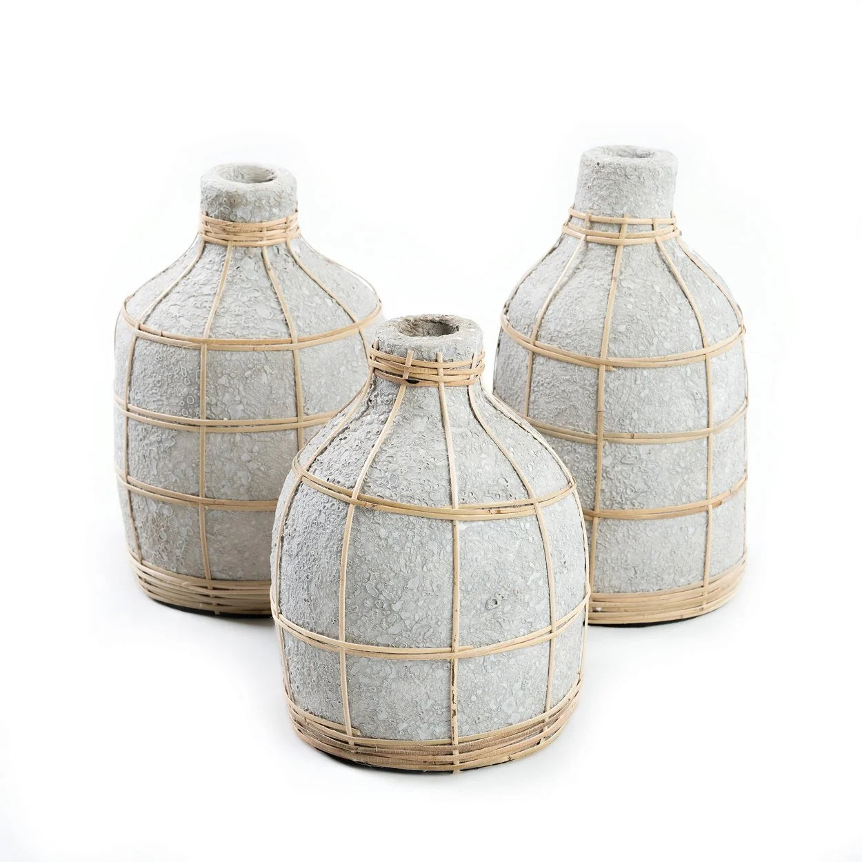 Vases en béton gris naturel avec lattice en rotin pour fleurs séchées H24 cm