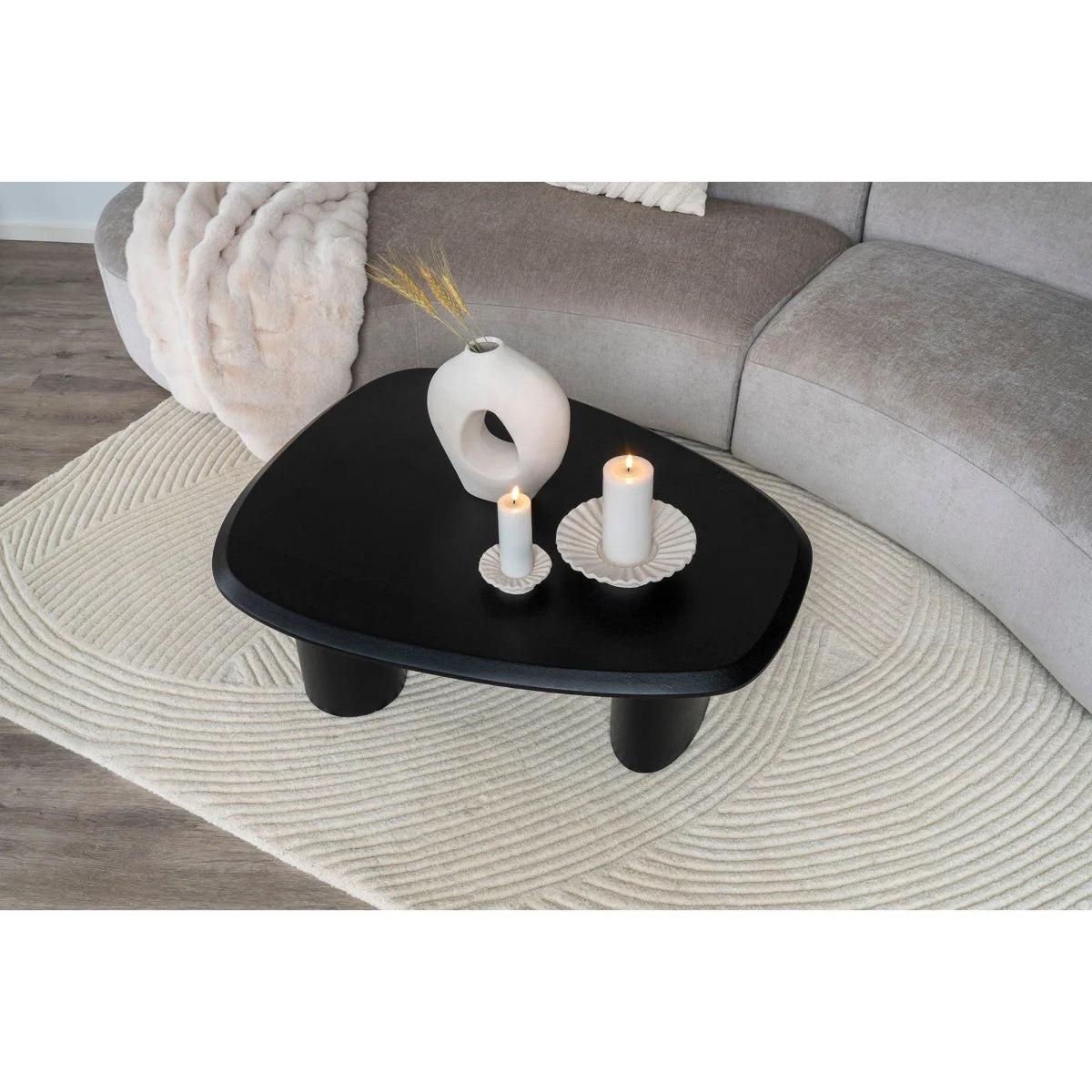Table basse ovale noire avec pieds arrondis et vase en céramique blanc 28 cm