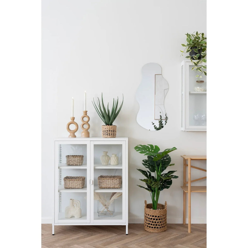 Vitrine en verre blanc avec paniers osier et vases céramique blanc crème mat strié