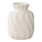 Vase en céramique blanc crème finition mate striée avec design ondulé et texturé