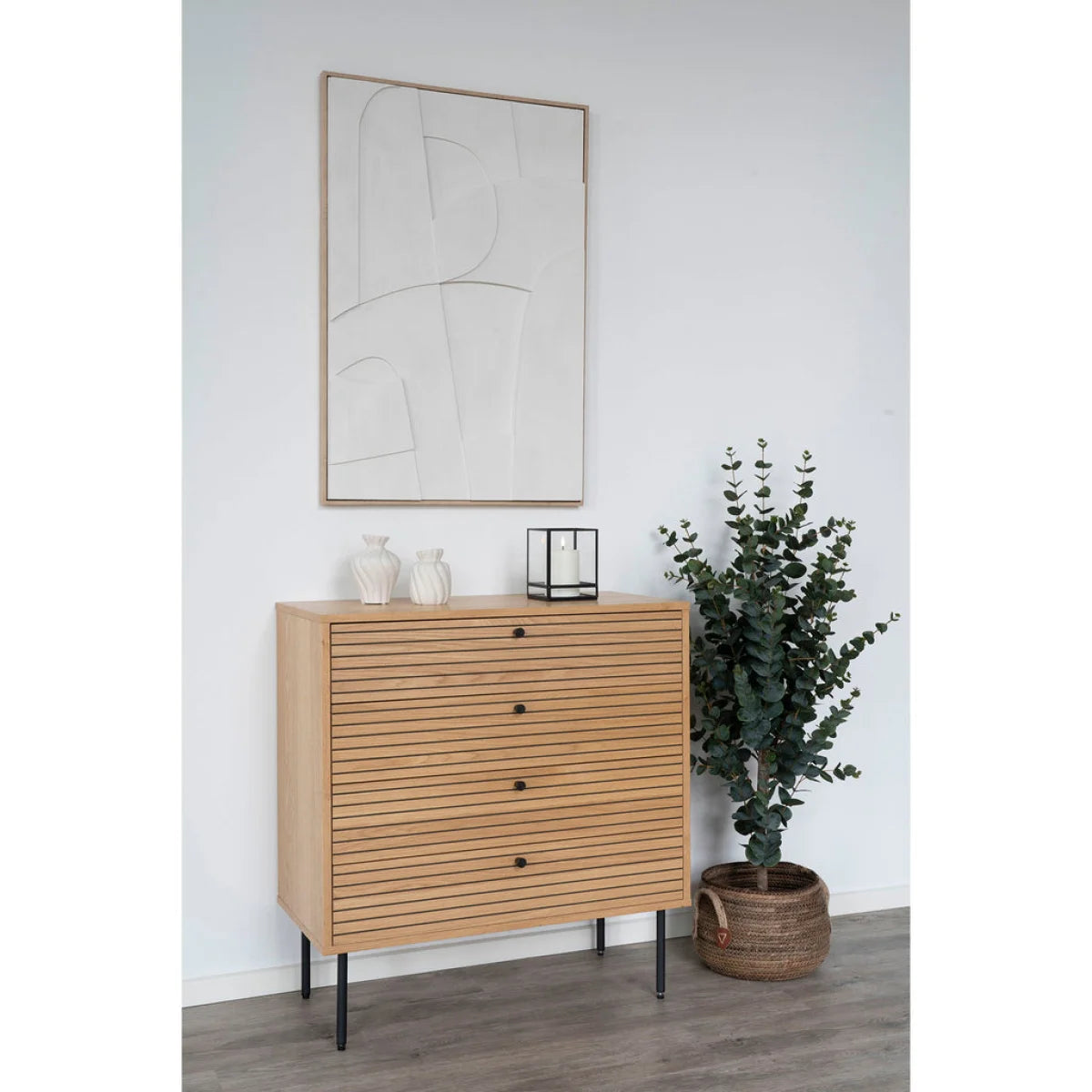 Meuble en bois clair avec lattes horizontales et poignées noires pour la décoration intérieure