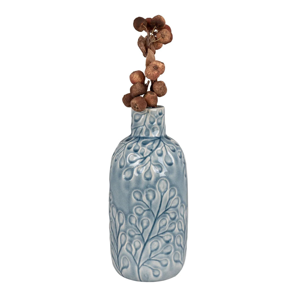 Vase en céramique bleu clair motif feuille en relief avec baies sèches, H26 cm