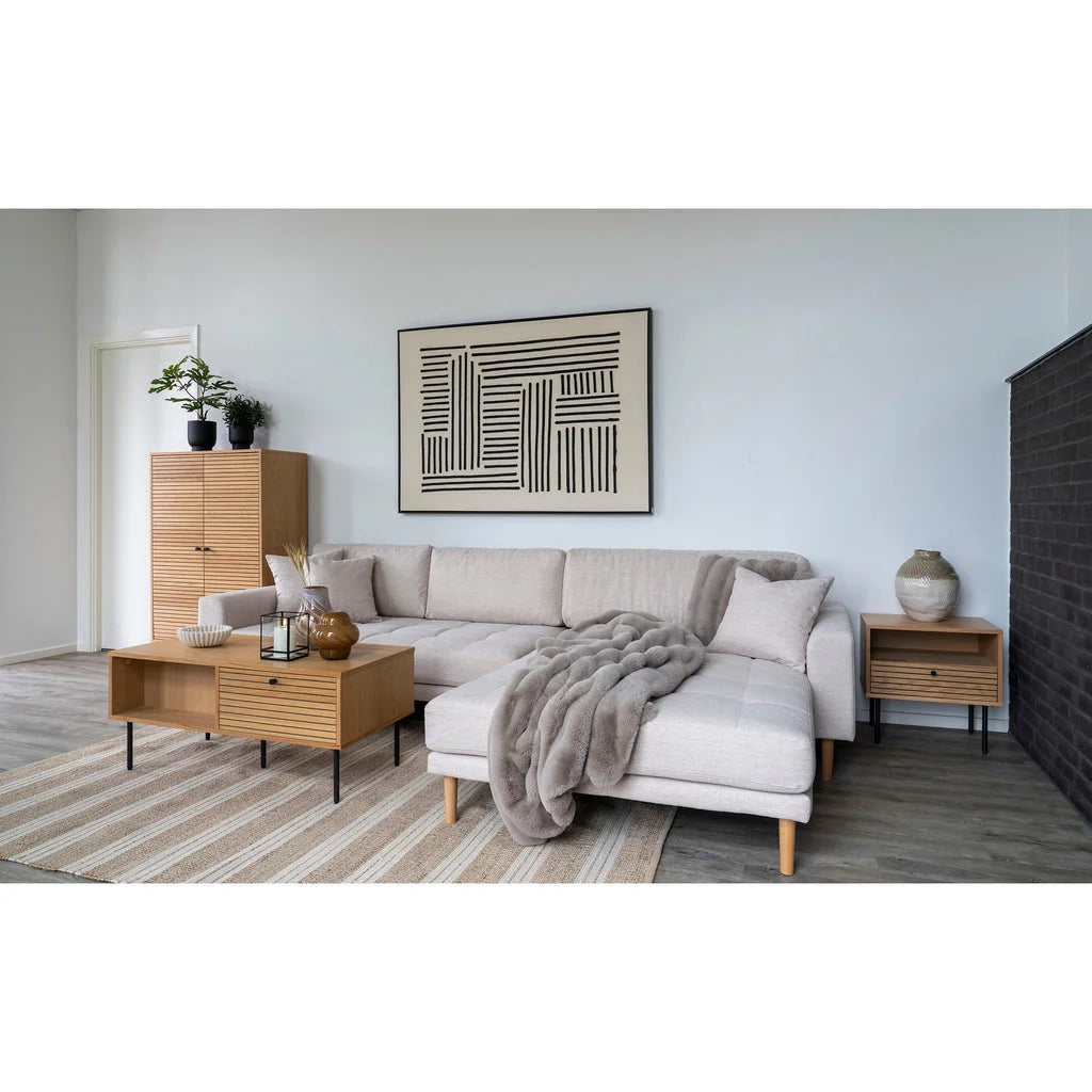 Canapé d’angle beige avec plaid gris doux, associé à Vase en céramique blanc cassé et taupe à relief tressé H30 cm