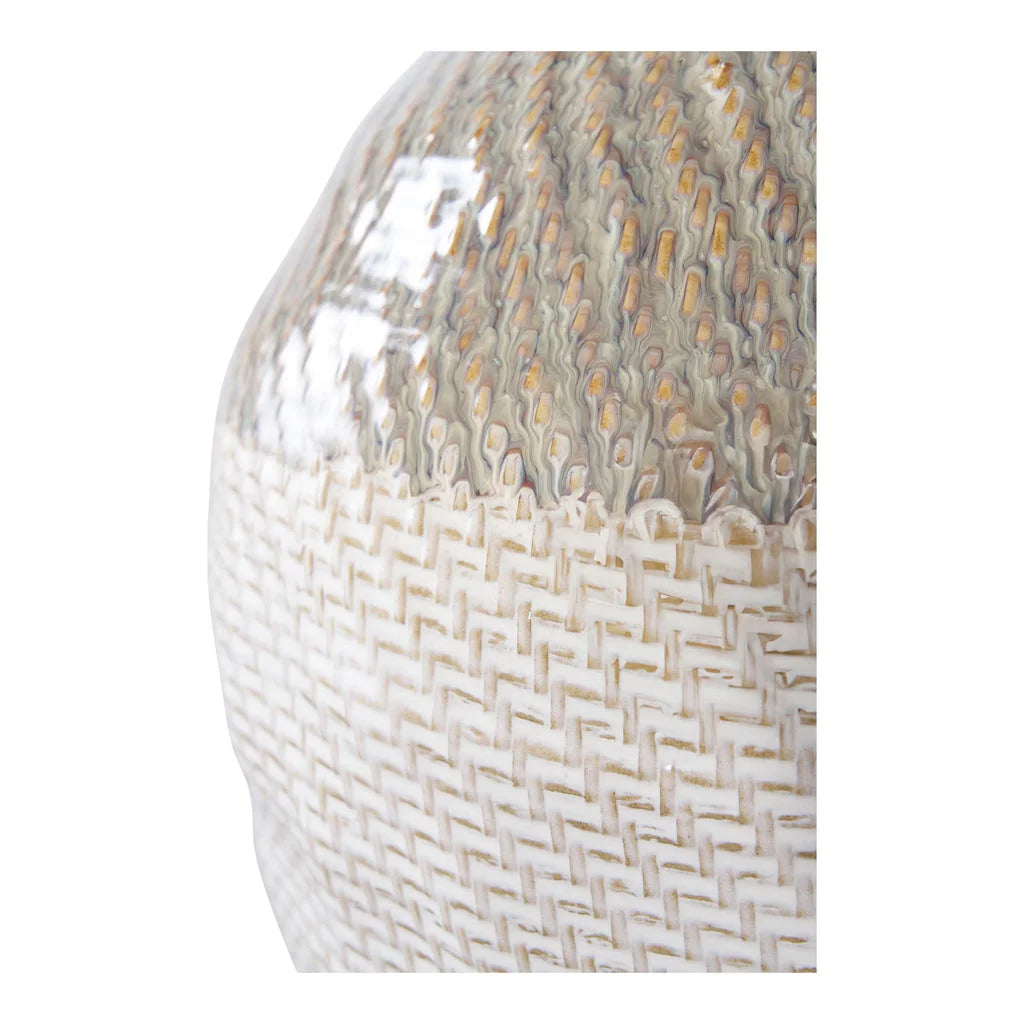 Vase en céramique blanc cassé et taupe avec surface texturée et section tressée