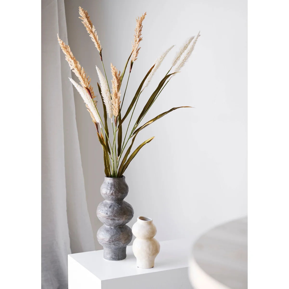 Vase en céramique craquelée crème avec pampas et feuilles vertes, H19,5 cm