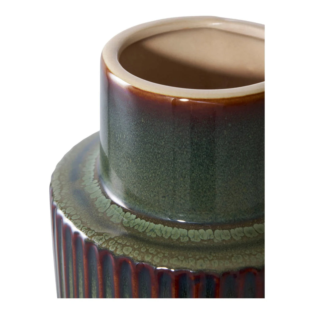 Vase en céramique vert bouteille et brun avec relief rainuré et texture ribbed