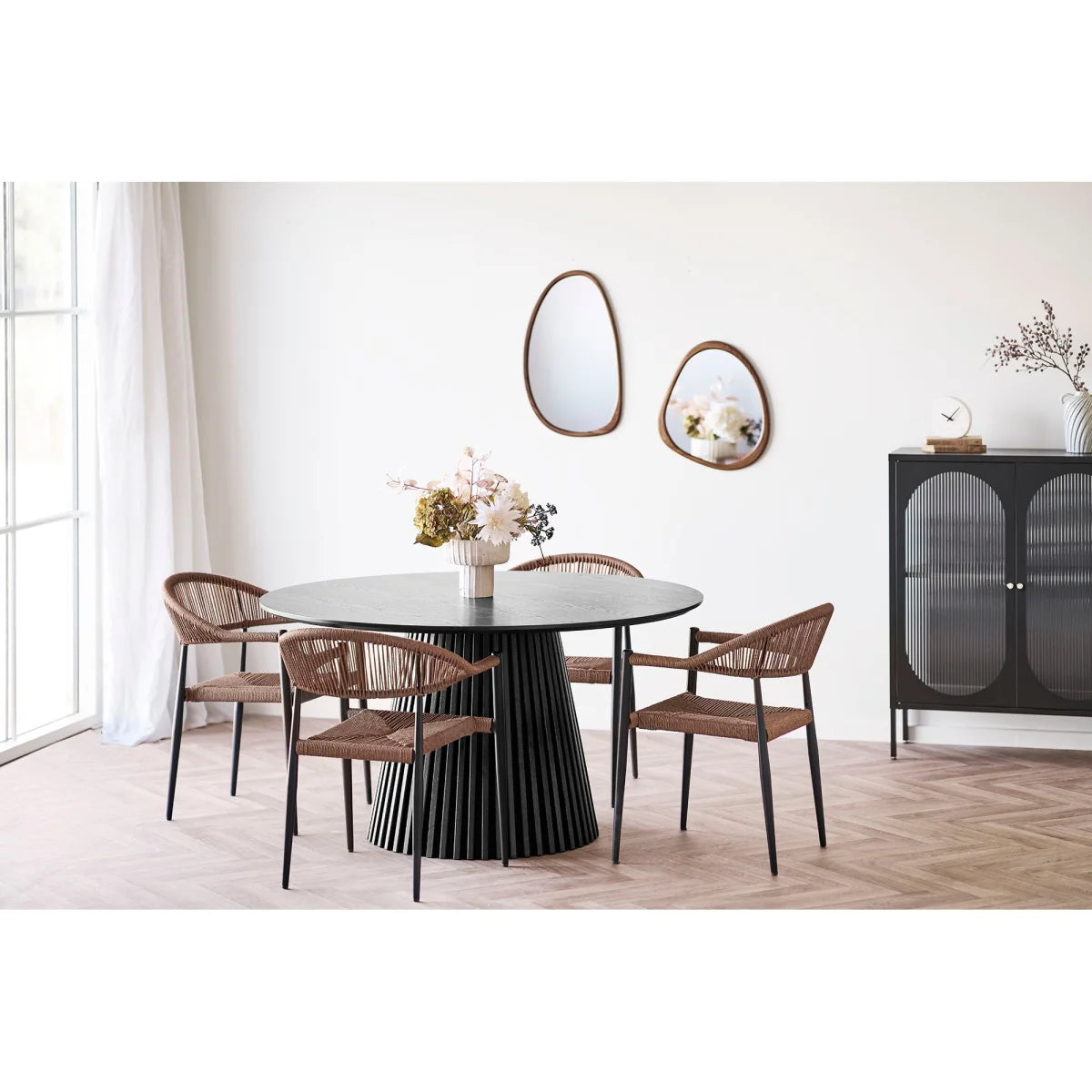 Table à manger ronde noire avec base à lattes et chaises en corde tissée